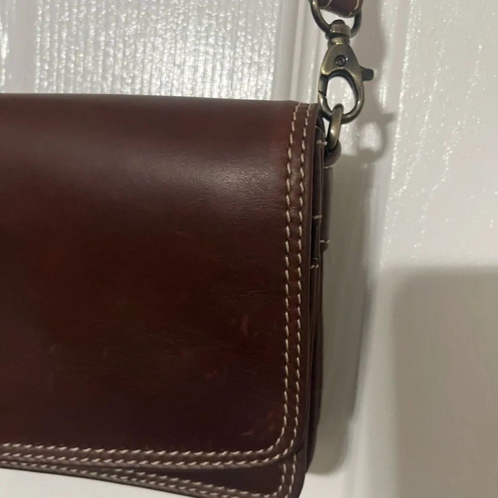 Elegant Rugged Earth Medium Brown Leather Crossbody Bag Adjustable Strap